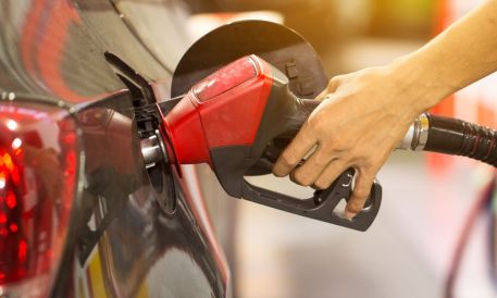 California Consumers Sue Gas Stations Over AI Price Fixing